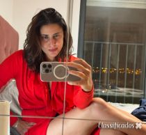 Menina morena linda.