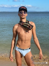 Jovem cheio de tesão
