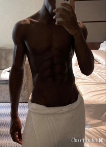 Africano dotado faz massagem tantrica a mulheres