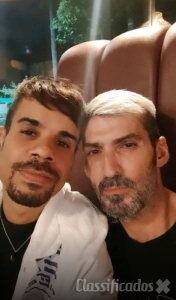 Dois gajos pronto pra satisfazer bons momentos