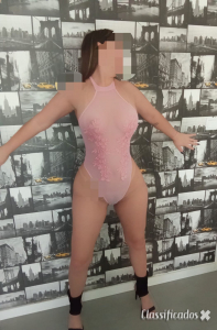 Bela morena cheia de tesão .