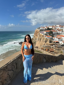 Morena simpática com um sorriso encantador
